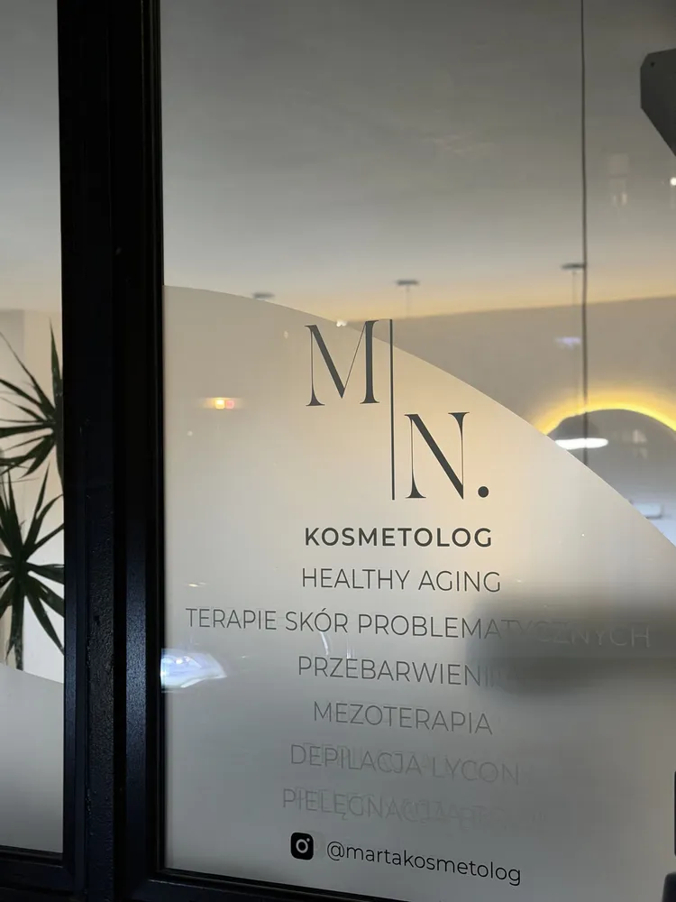 Szklane drzwi gabinetu z logo M|N. Kosmetolog